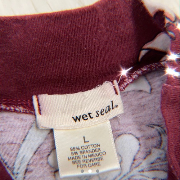 slightly cropped floral turtleneck halter top - Picture 2 of 3